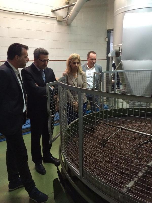 Visita del alcalde de Alcalá de Guadaíra a la fábrica de Sevillana de Café